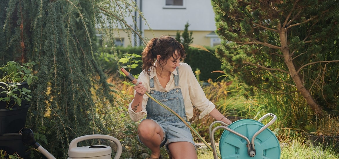 Estate in giardino: consigli per mantenerlo verde senza sprecare acqua
