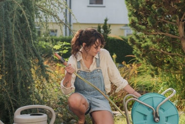 Estate in giardino: consigli per mantenerlo verde senza sprecare acqua